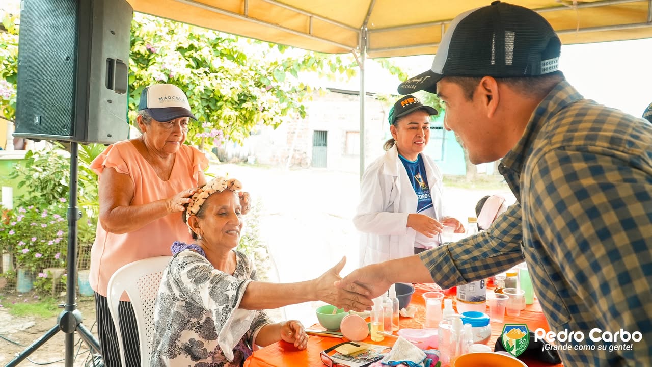 Pedro Carbo: Brigada médica y sillas para la Reina del Barrio El Oro