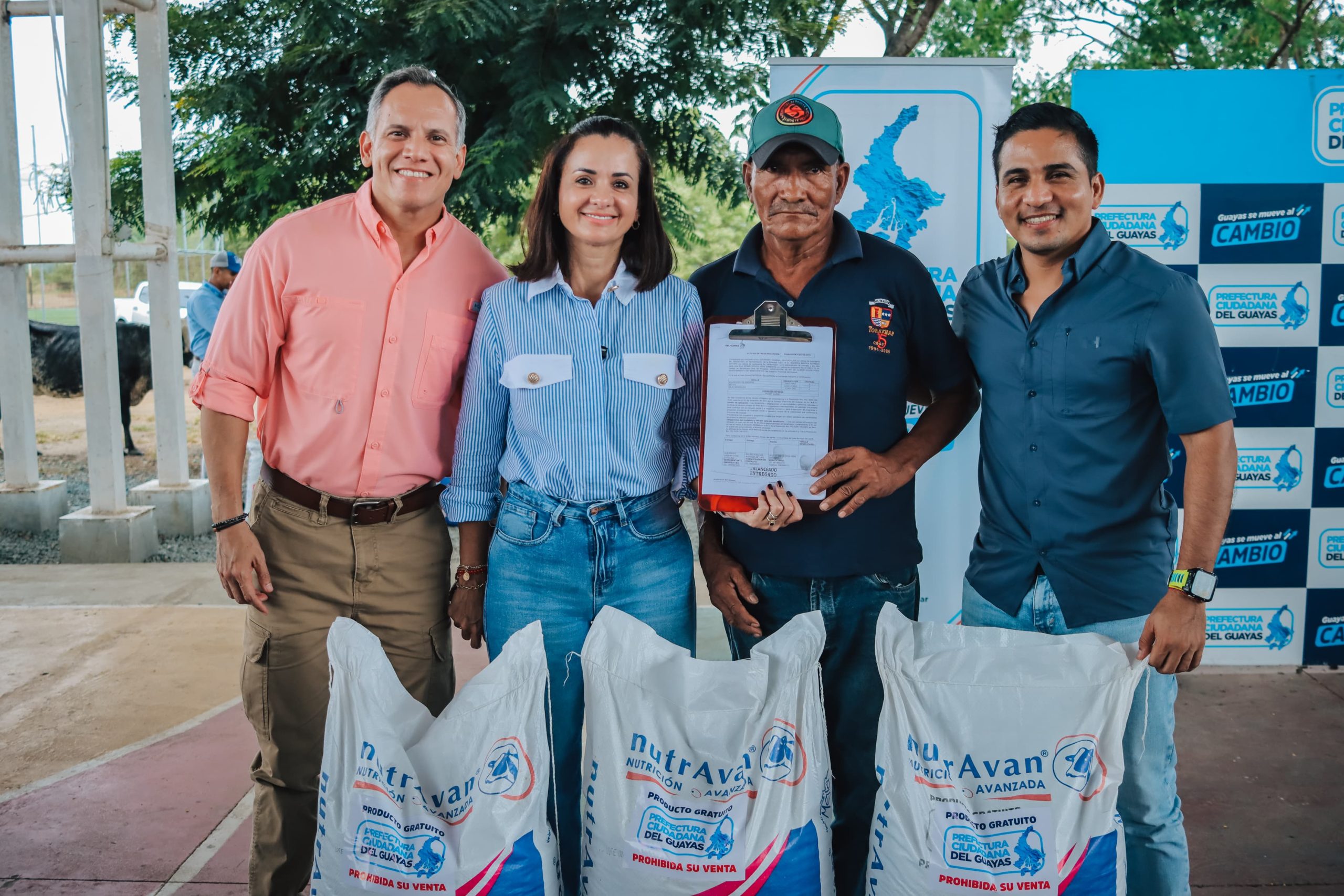 Pedro Carbo: Prefectura entrega kits ganaderos y anuncia puentes Bailey