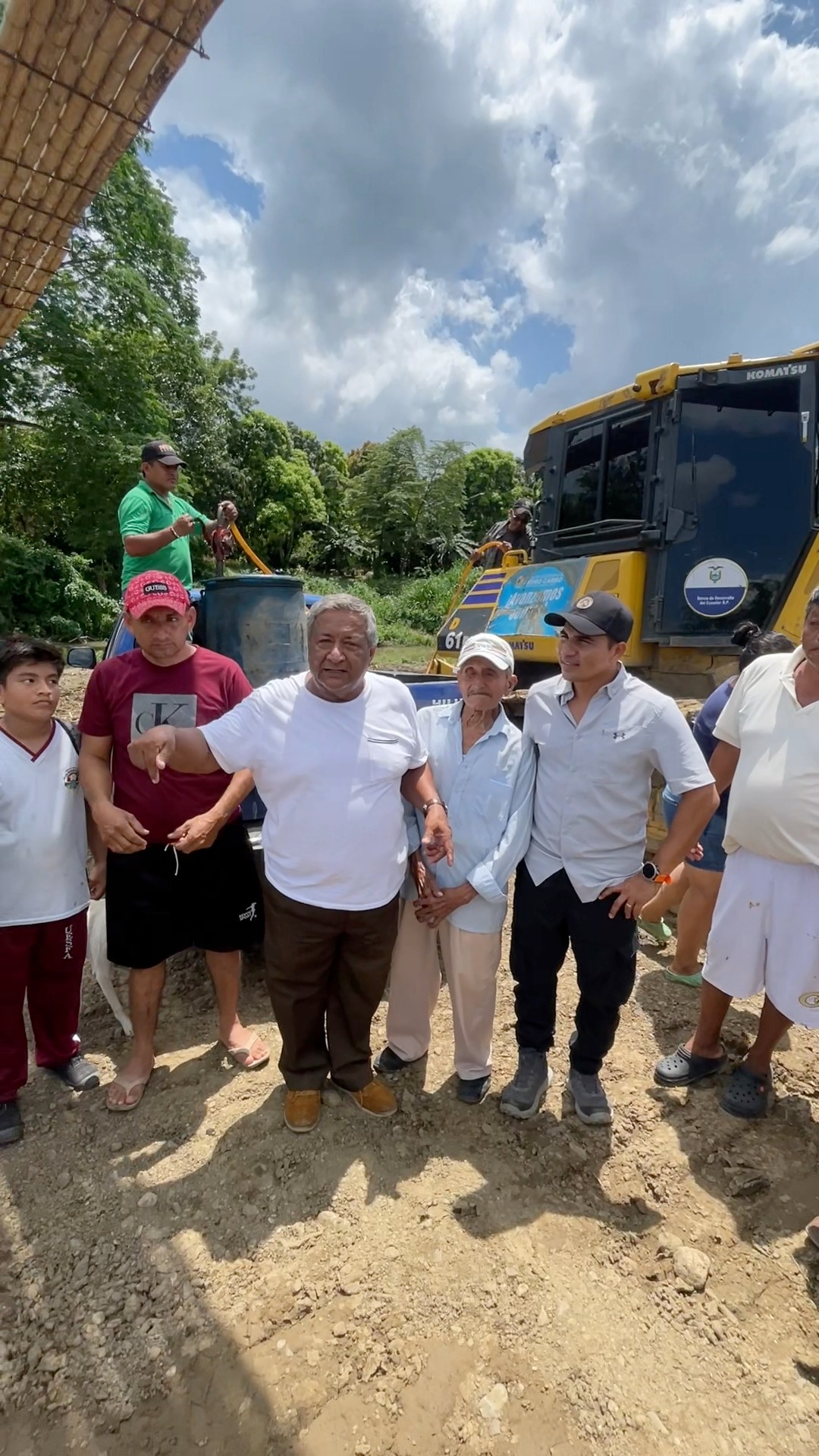 Pedro Carbo: Maquinaria municipal repara puente colgante de San Pedro de Villao antes del invierno
