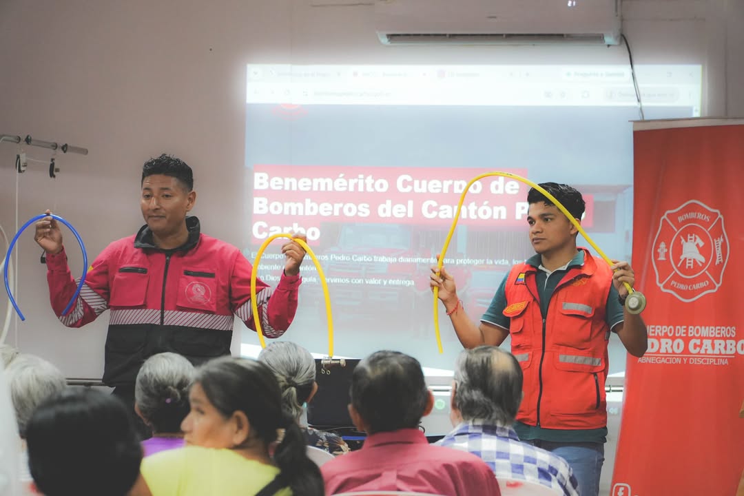 Bomberos de Pedro Carbo enseñan prevención de riesgos a usuarios del Centro de Rehabilitación