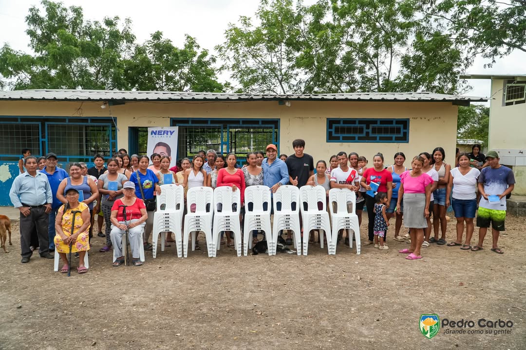 GAD Pedro Carbo entrega 150 sillas para fortalecer sedes comunitarias y juntas de agua